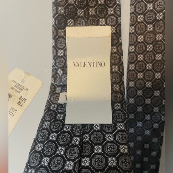 NWT Valentino Black Tie - Black White Medallion Floral 100% Silk Italy Necktie - Picture 3 of 6